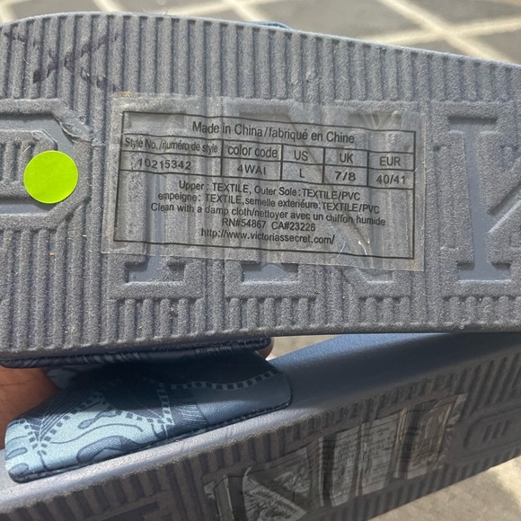 Womens PINK slides size large - Picture 2 of 2